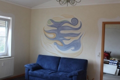 Kraftbild als Wandmalerei im Wohnzimmer, ausgeführt mit Lehmfarben auf Lehmputz