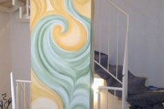 Wandmalerei im Treppenhaus, ausgeführt mit Acrylfarben auf vorhandener Raufasertapete