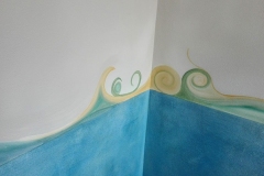 Jugendzimmer, Sockel mineralische Lasur auf Kalkputz, Borte kleine Malereien mit Kalkfarben