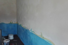 Jugendzimmer, Sockel mineralische Lasur auf Kalkputz, Borte kleine Malereien mit Kalkfarben
